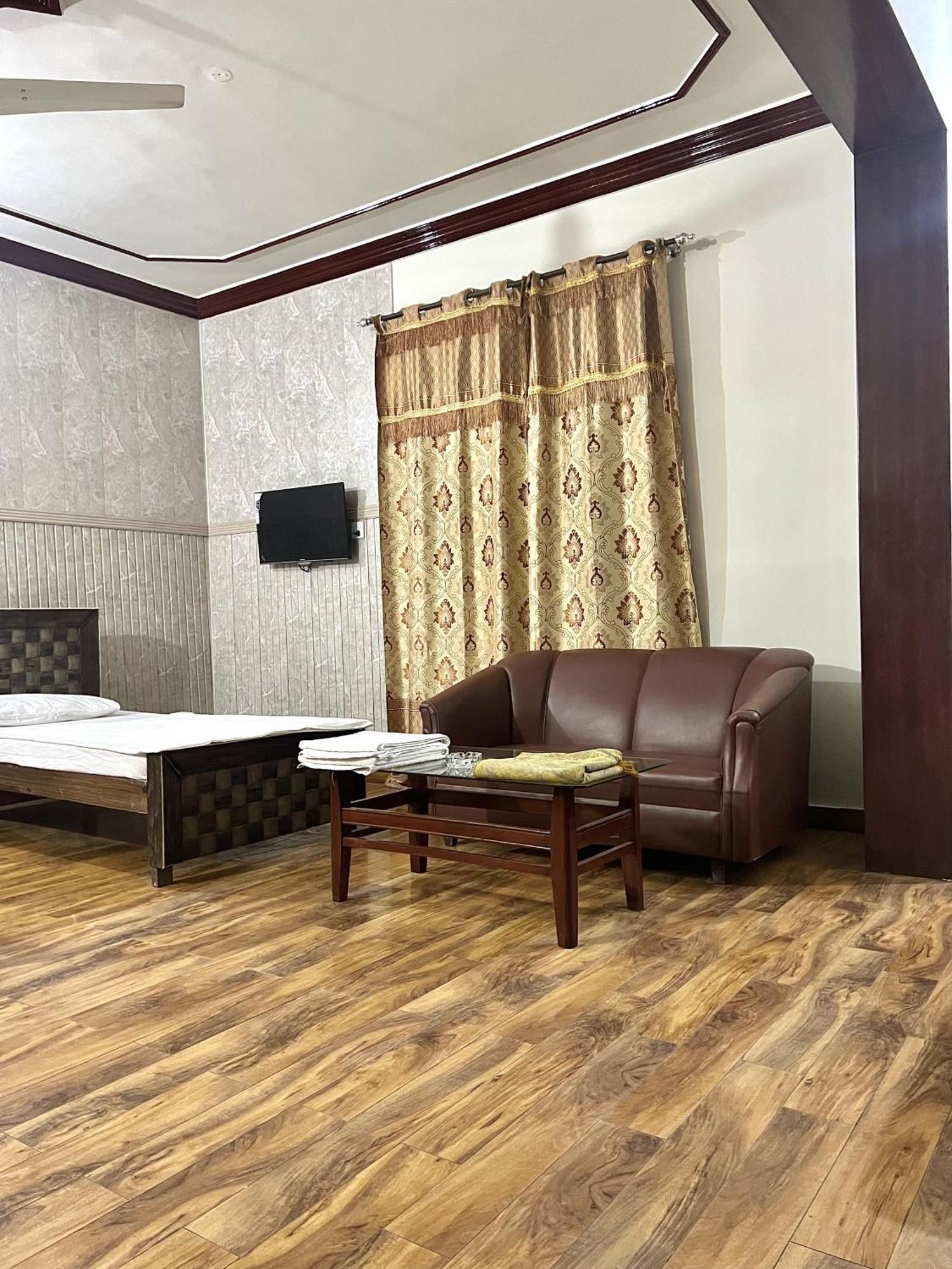 Babar House Hotel Faisalabad Buitenkant foto