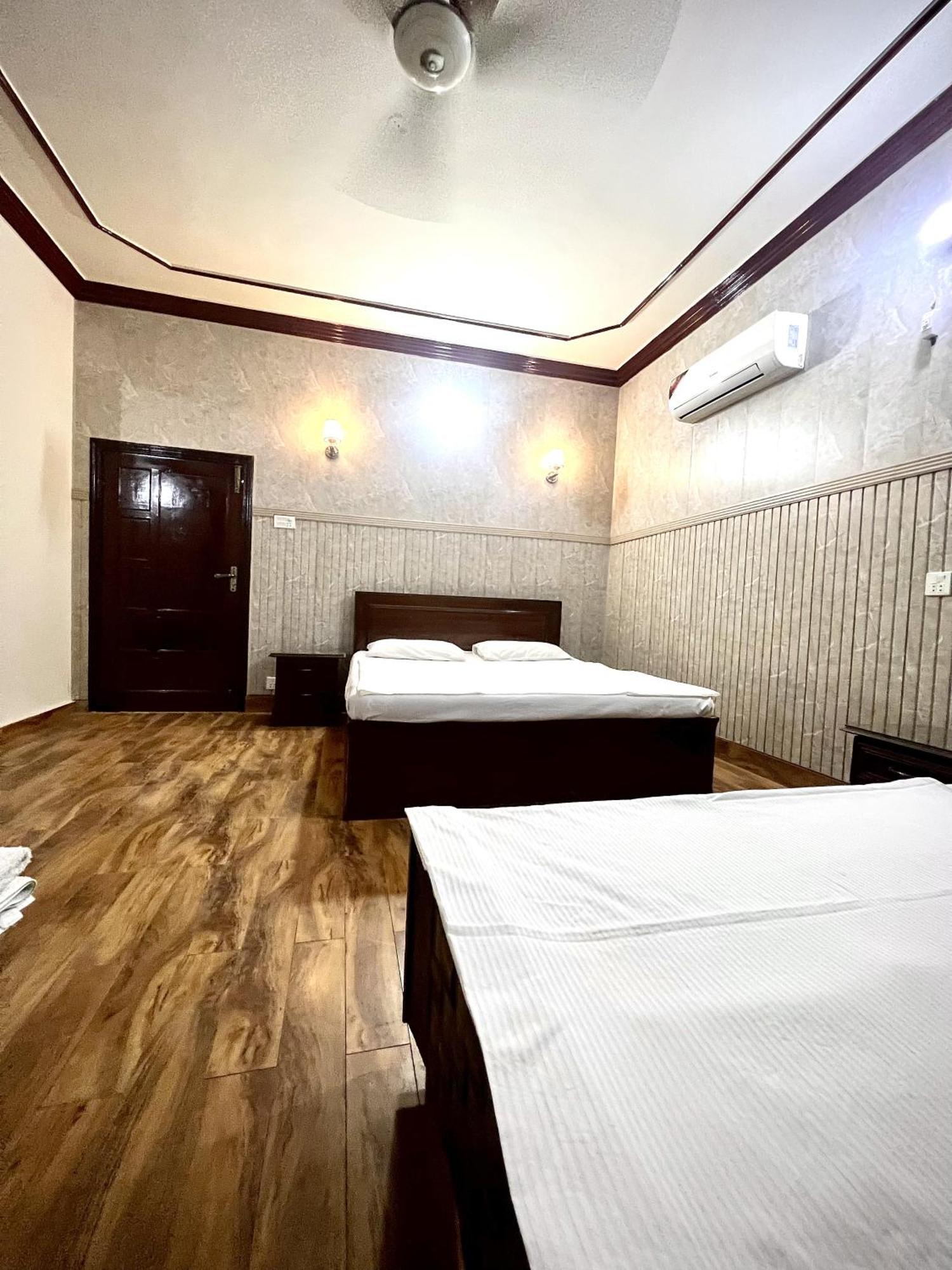 Babar House Hotel Faisalabad Buitenkant foto