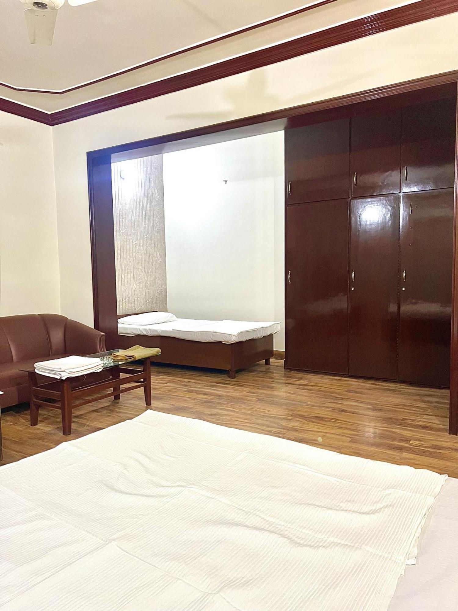Babar House Hotel Faisalabad Buitenkant foto