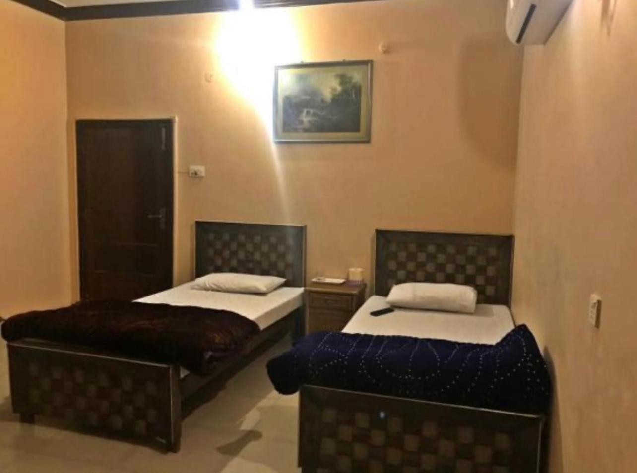 Babar House Hotel Faisalabad Buitenkant foto