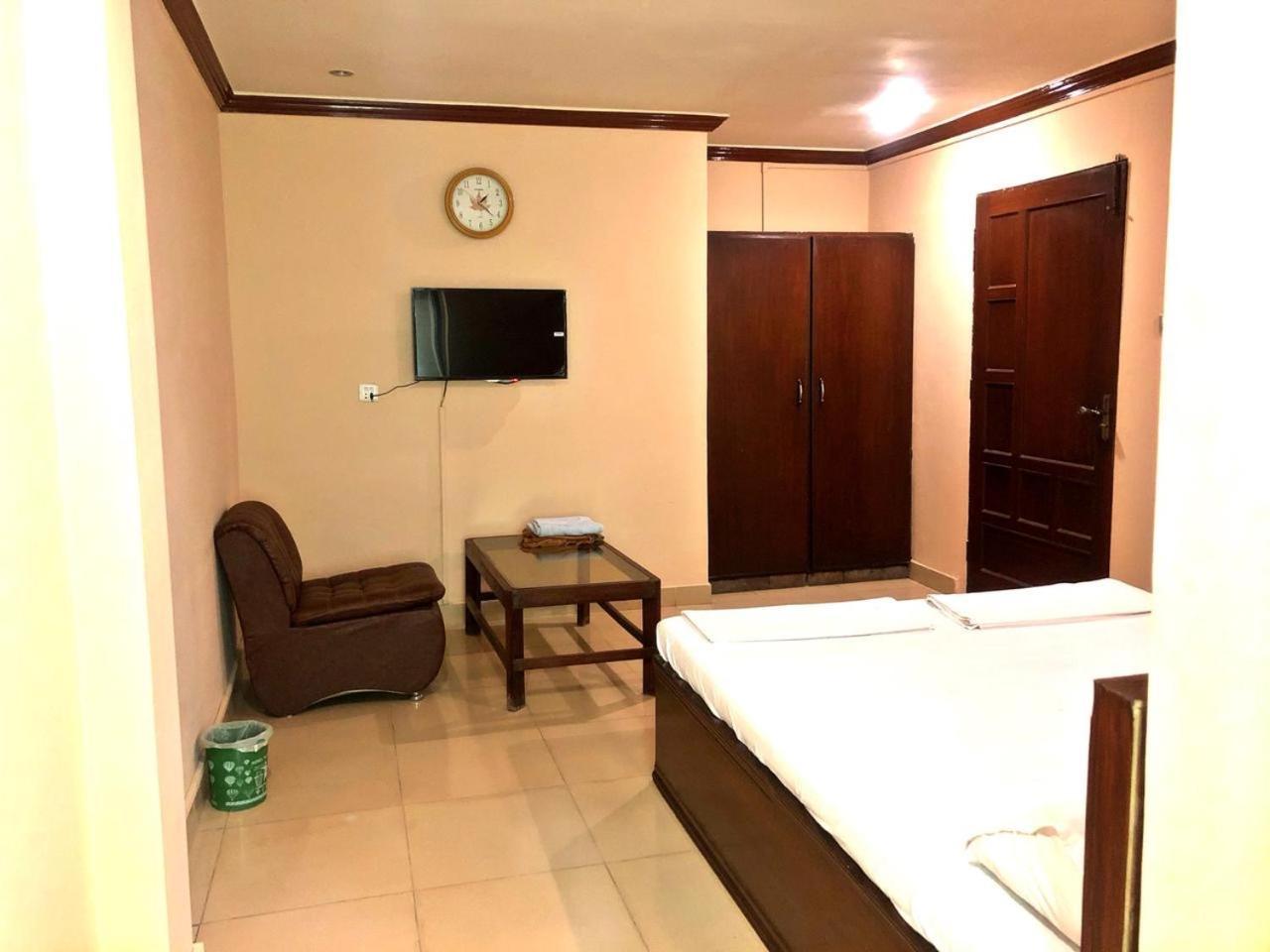 Babar House Hotel Faisalabad Buitenkant foto