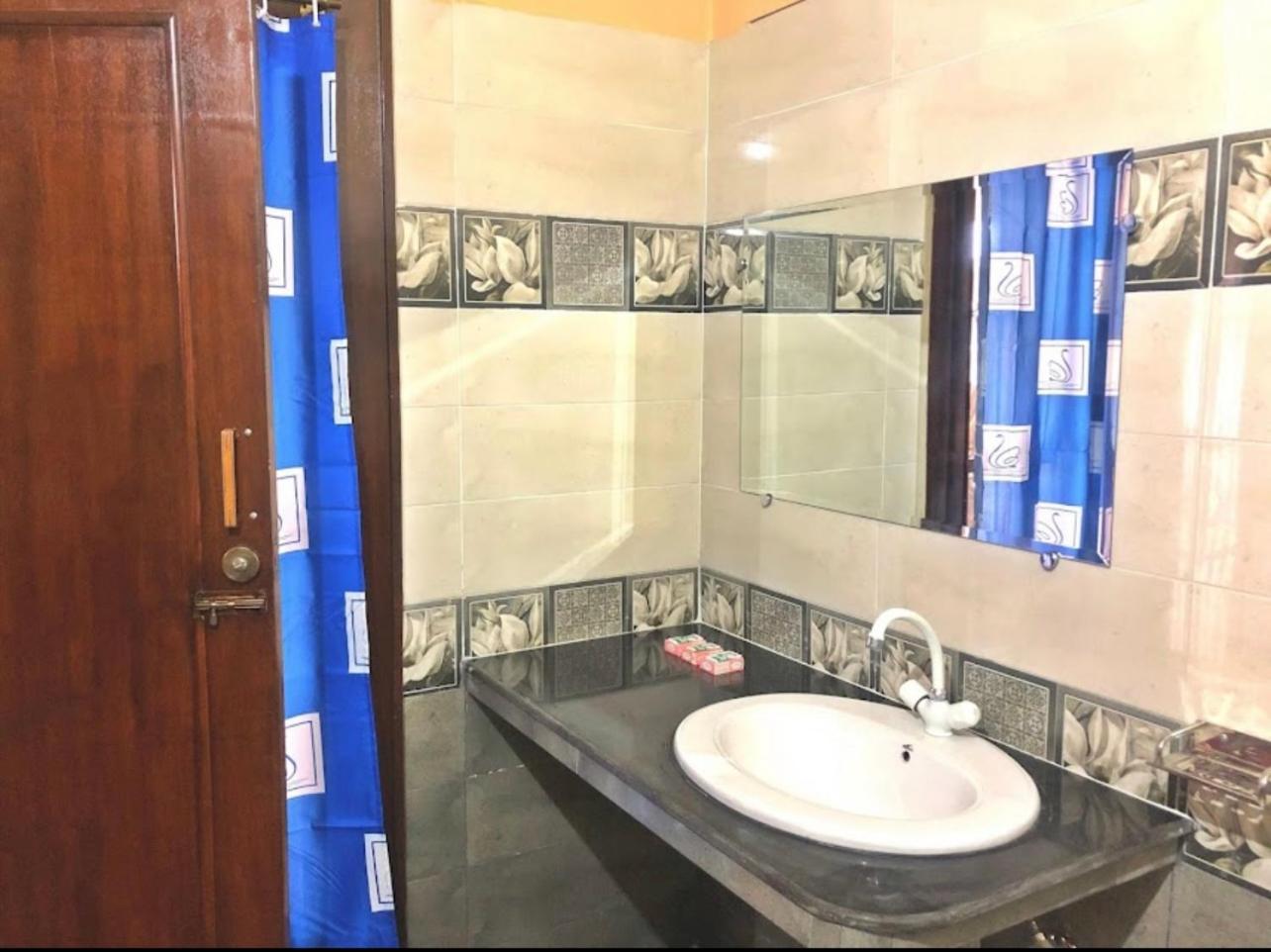 Babar House Hotel Faisalabad Buitenkant foto
