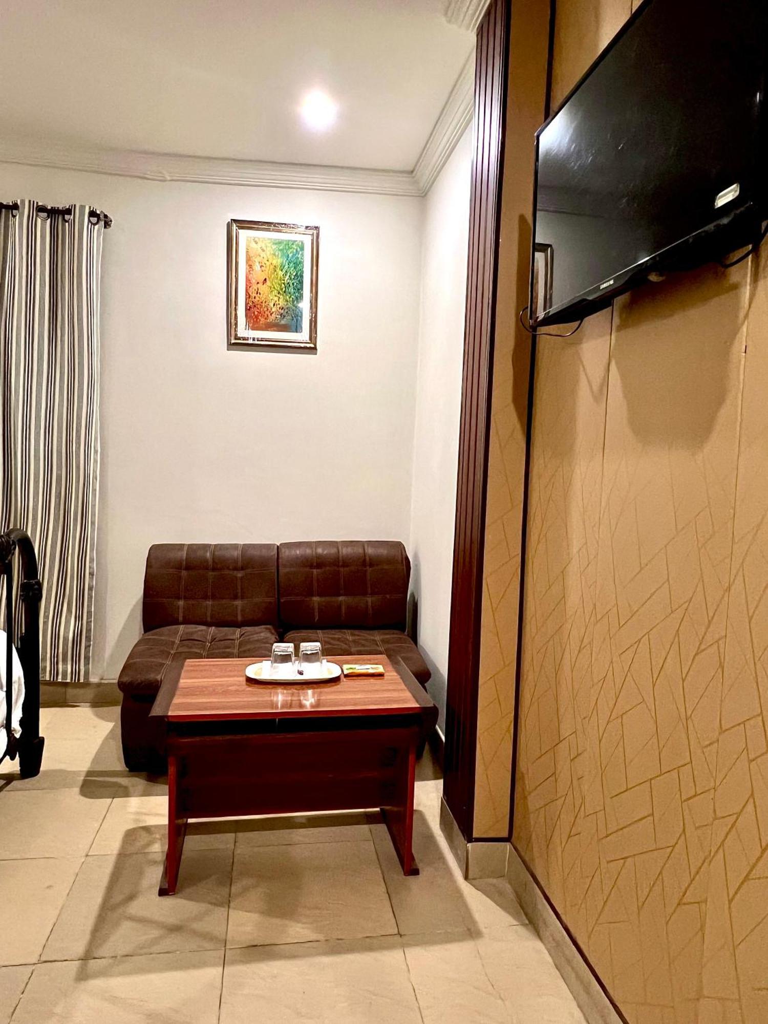 Babar House Hotel Faisalabad Buitenkant foto