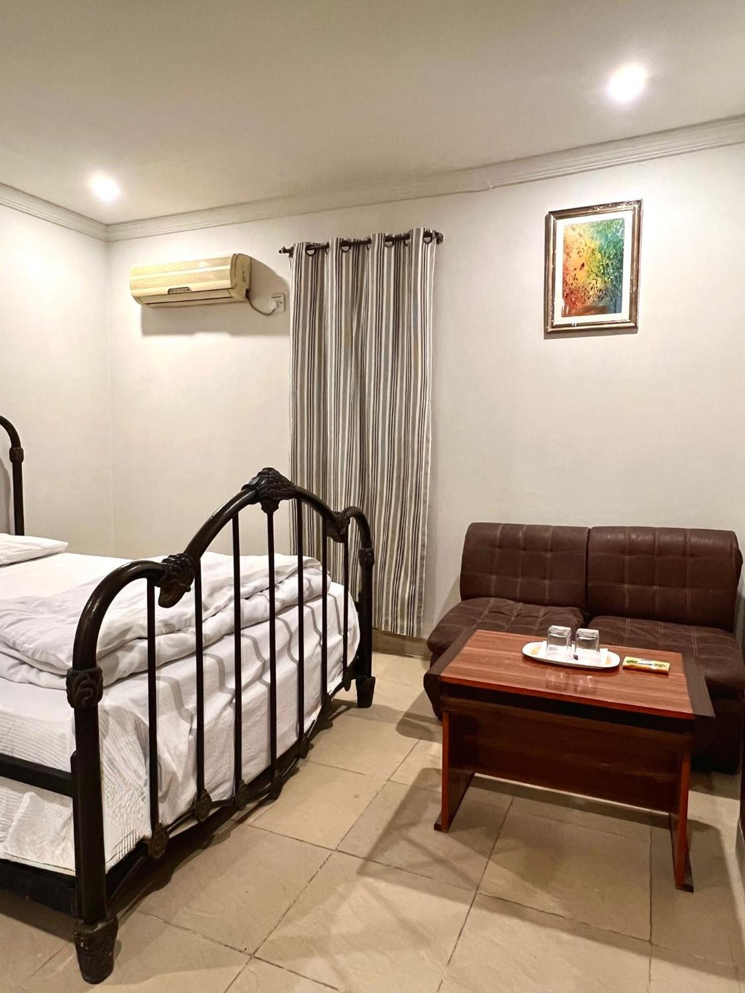 Babar House Hotel Faisalabad Buitenkant foto